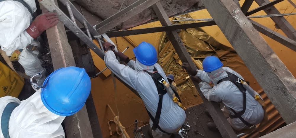 Asbestos roof sheet removal under controlled conditions